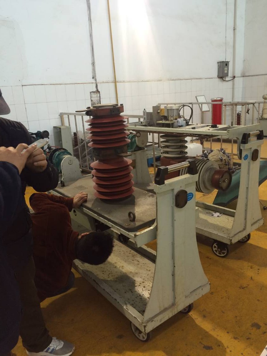 彩虹多多工程师现场检查高压开关设备